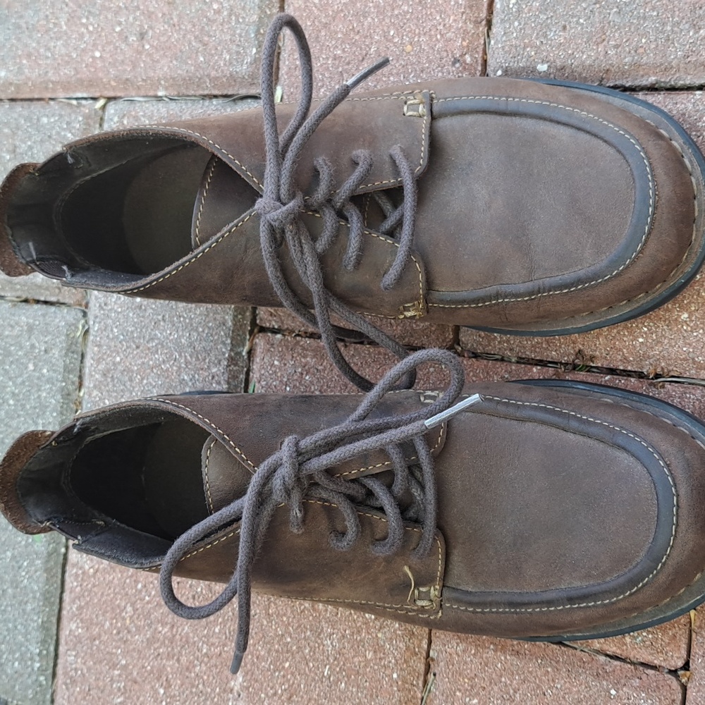 Women's Clark's brown leather chukka boots. Size 6